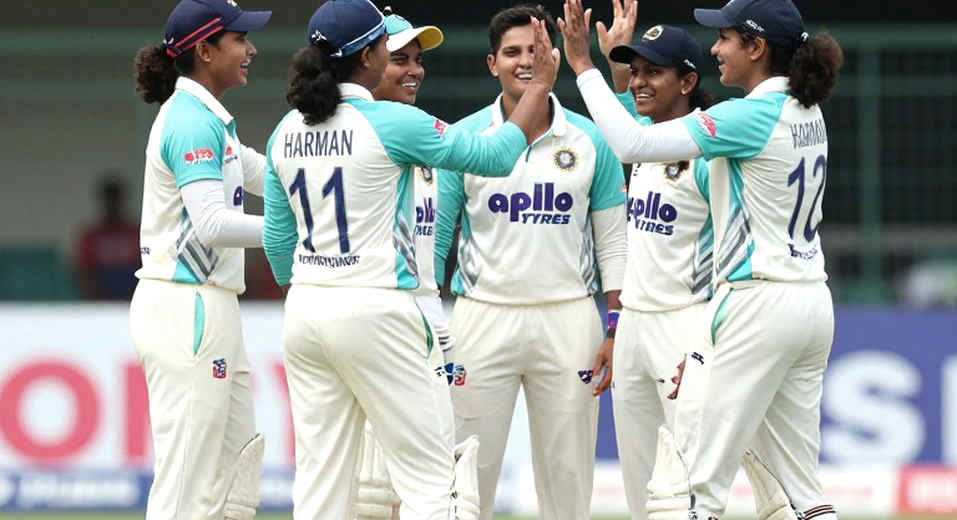 ১১,০০০ রানের ক্লাব: স্মিথের মাইলফলক যেভাবে অস্ট্রেলিয়ার মধ্যপসরের সংকটকে ঢেকে দিচ্ছে
